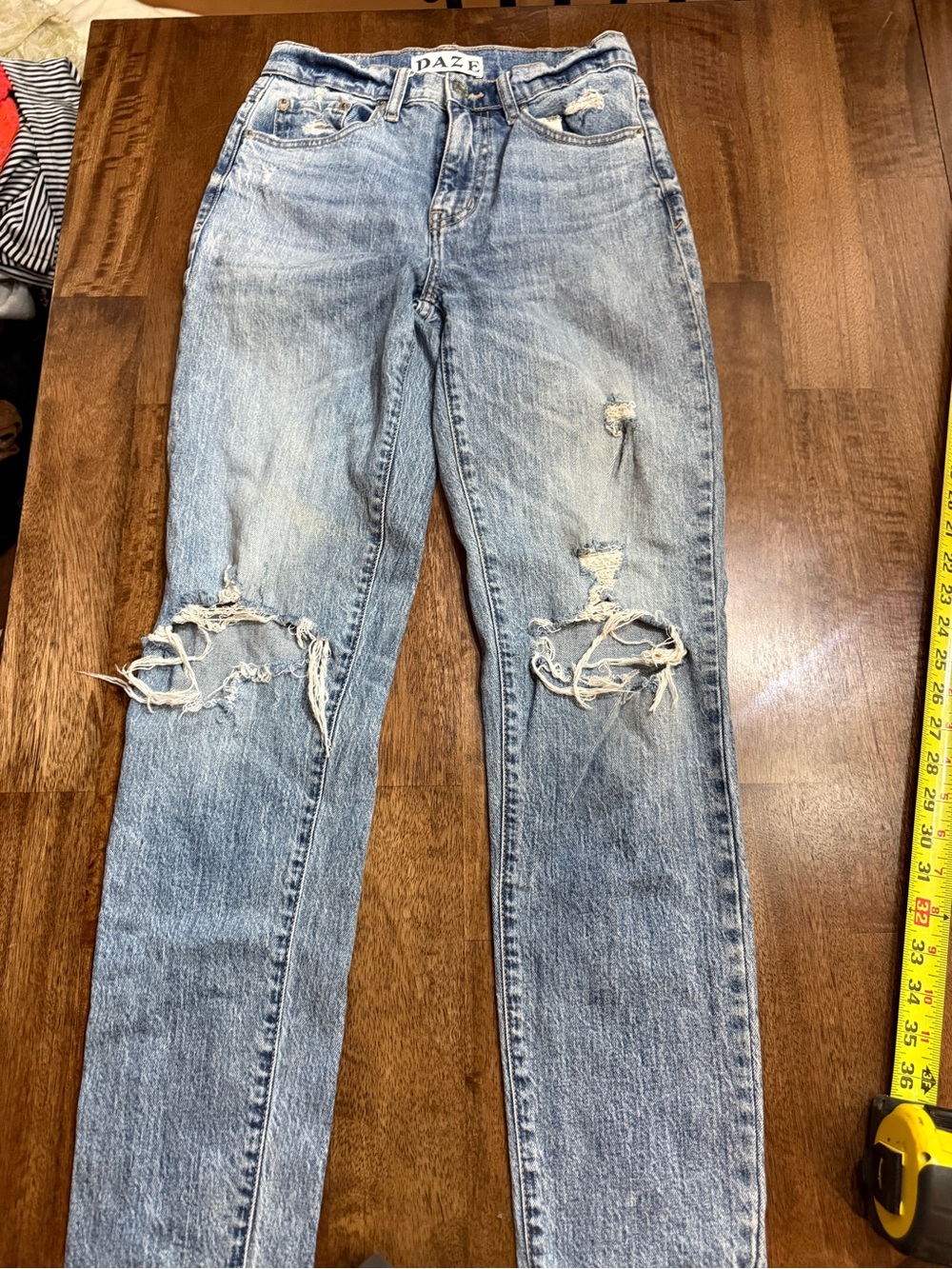 DAZE Women's Light Blue Distressed Jeans